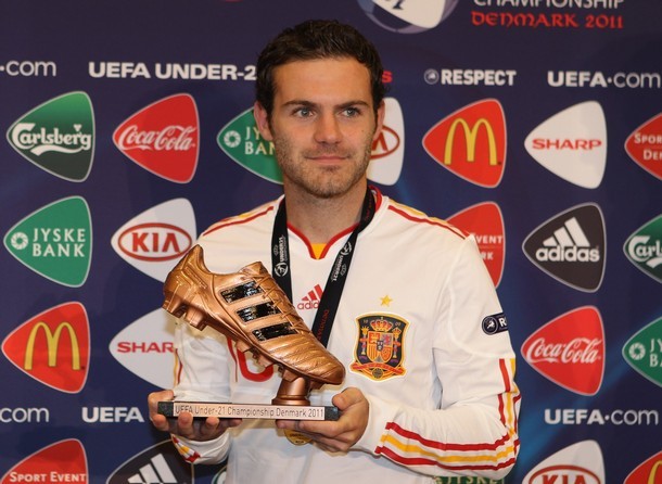 Bản thân Mata giành được danh hiệu ‘Chiếc giày Đồng’ của giải U21 châu Âu.
